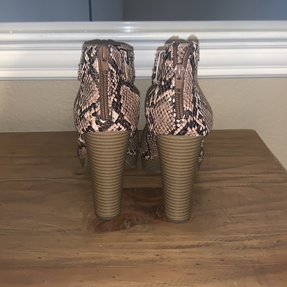 Open-toed snakeskin heels - Picture 3 of 4